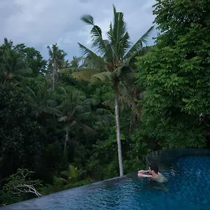 **** Kompleks wypoczynkowy Tirta Arum Indonezja